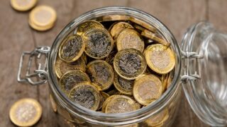 8% pe 12 luni sau 5% cu acces instant. Ce diferență face fiecare ofertă pentru 1.000 de lire și unde apare riscul fiscal