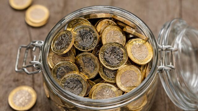8% pe 12 luni sau 5% cu acces instant. Ce diferență face fiecare ofertă pentru 1.000 de lire și unde apare riscul fiscal