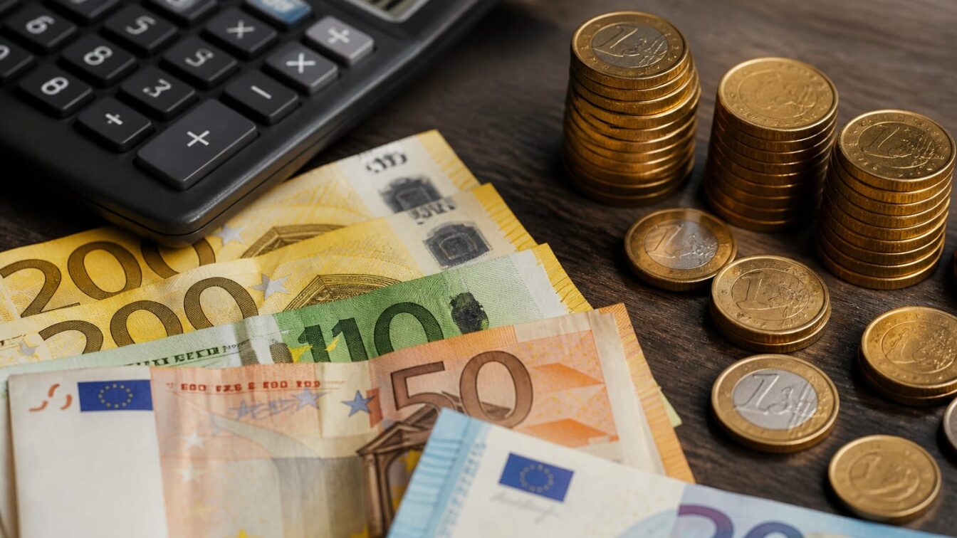 Calculează diferența la conversia euro-lei între trei tipuri de curs, pentru a găsi metoda avantajoasă