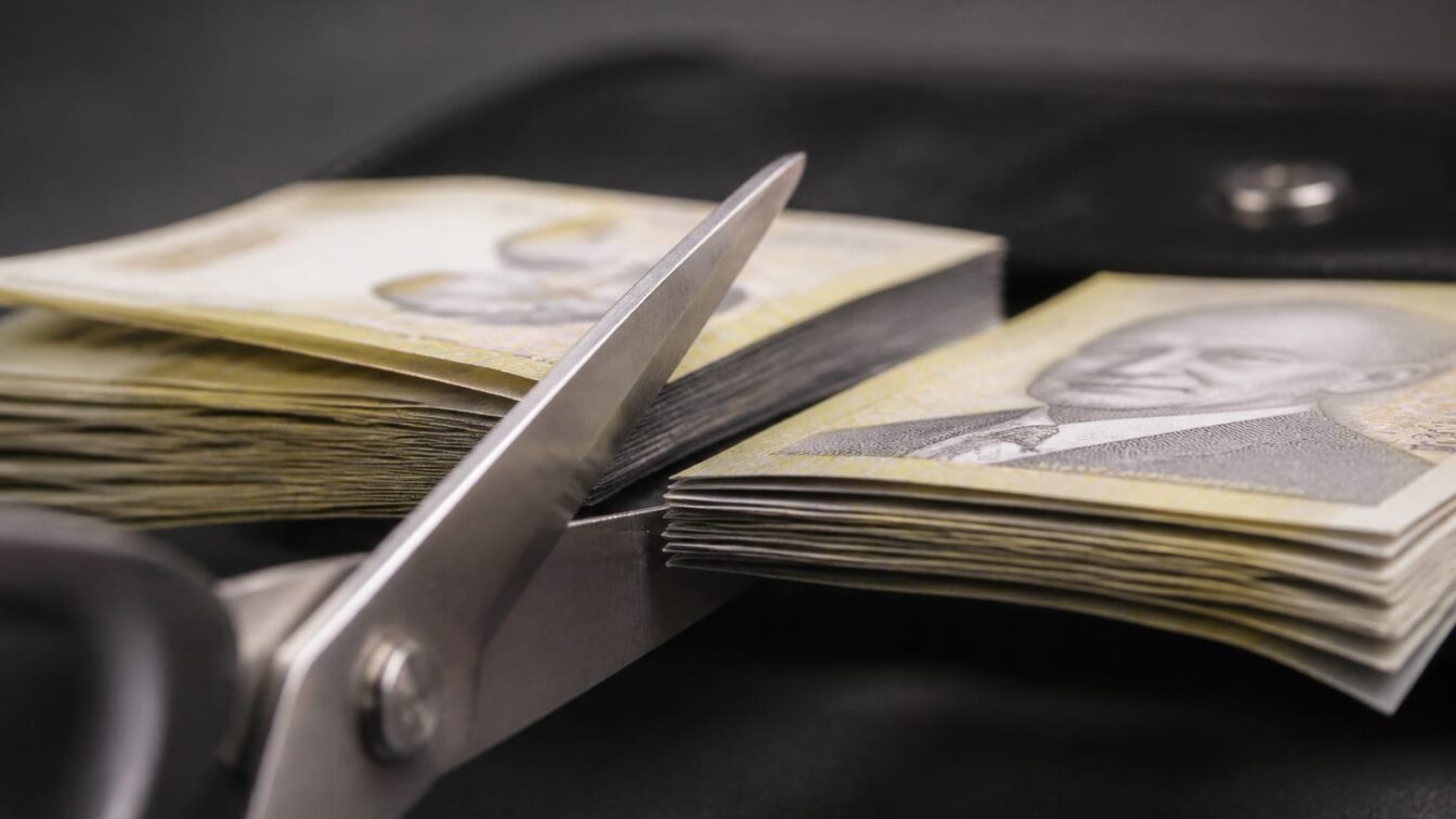 Pensiile speciale ar urma să fie reduse cu 85% pentru cei care rămân angajați la stat. Proiectul e în dezbaterea Parlamentului