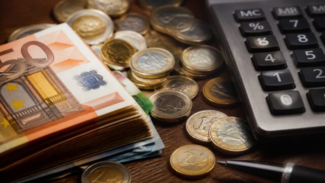 Iată cursul valutar euro oficial pentru taxe, diferit de cel bancar, cu impact asupra contabilității