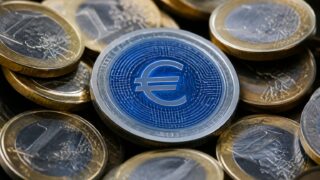 Euro digital intră în negocieri cu guvernele UE. Comercianții pot câștiga la costuri, băncile riscă presiune pe marje