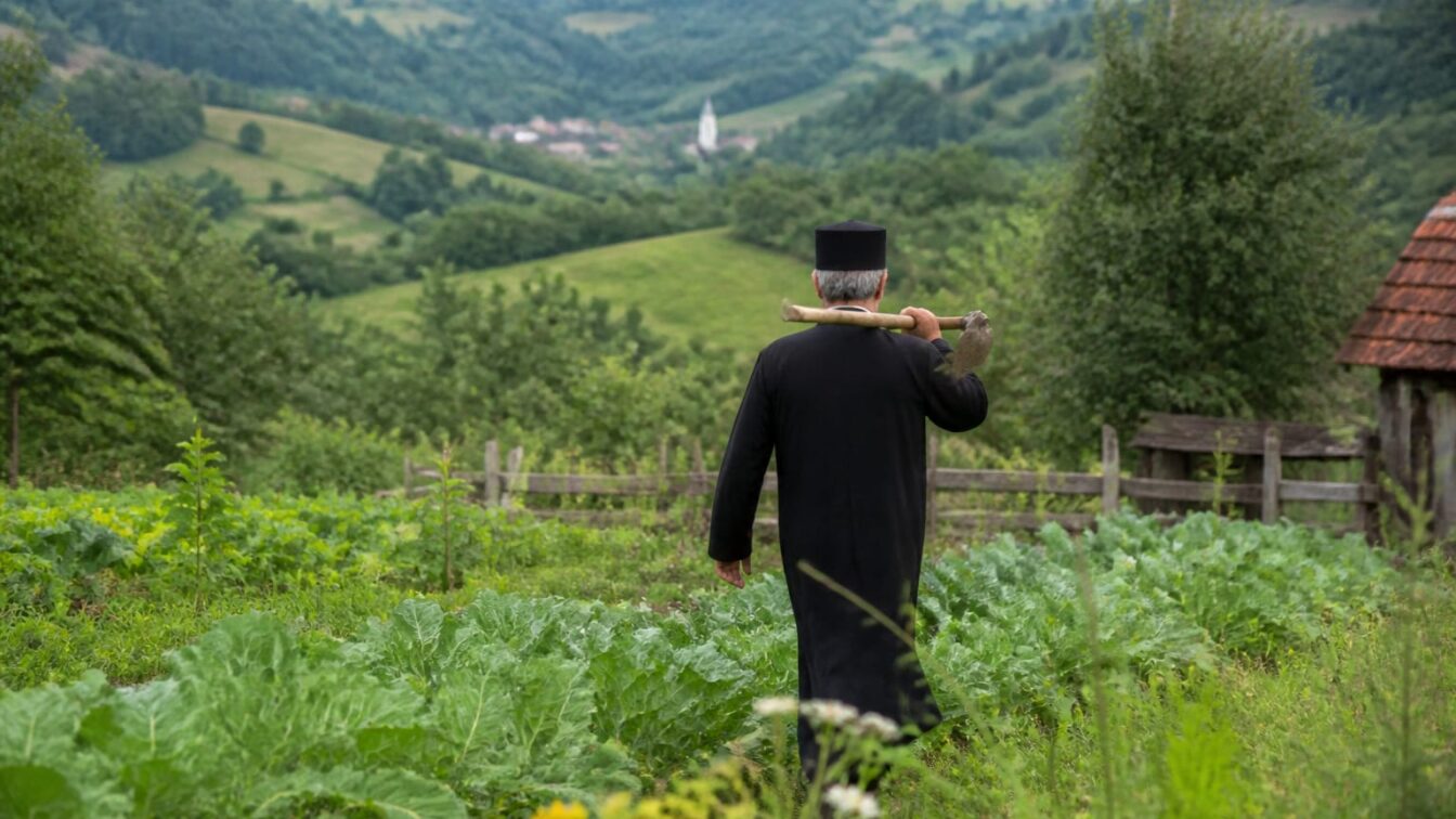 Sălaj: Un preot readuce la viaţă un sat printr-o altfel de agricultură