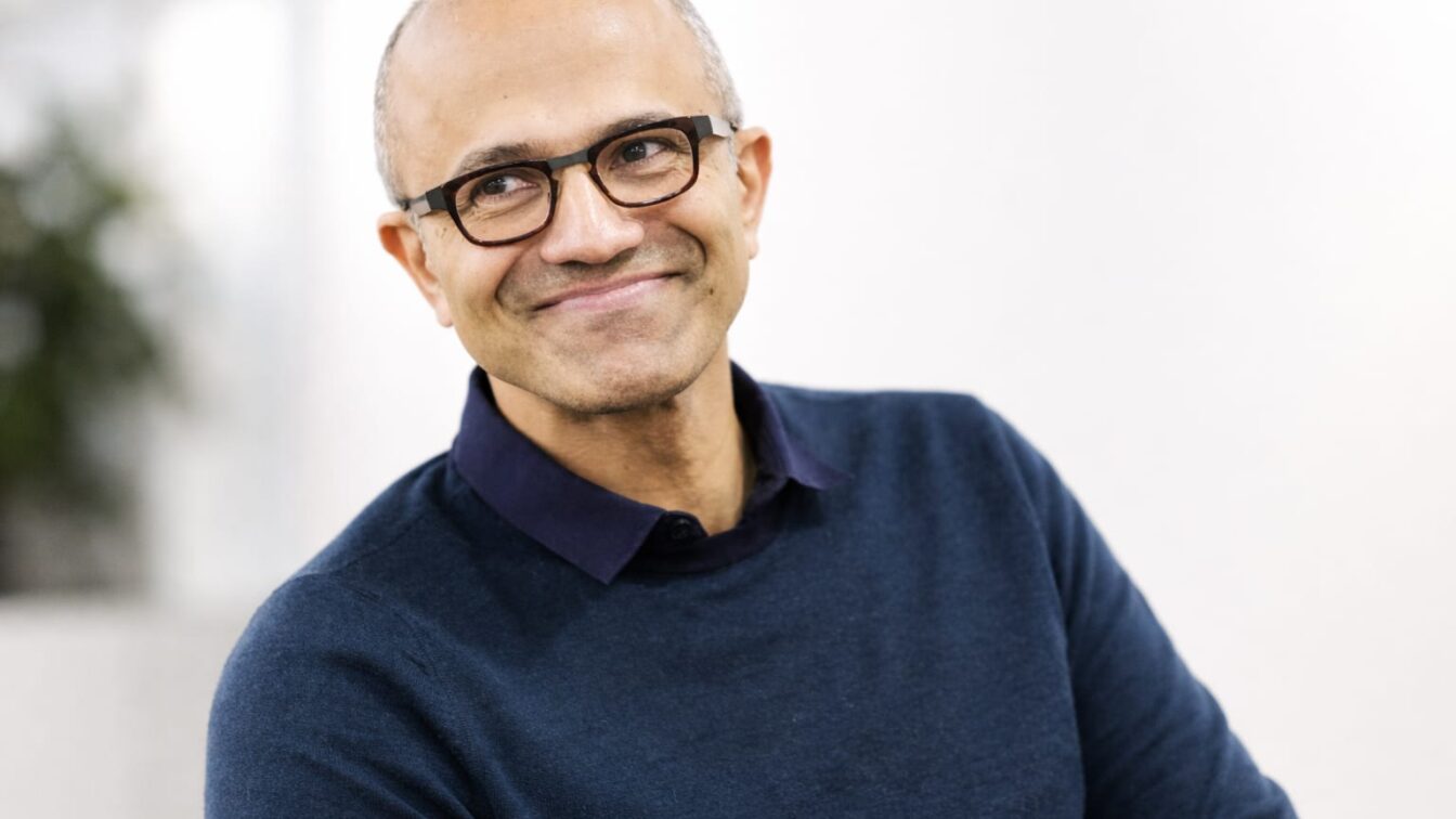 Satya Nadella avertizează că firmele plătesc de două ori pentru AI