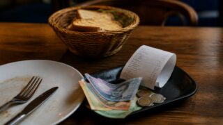 Inflația de 10,9% schimbă consumul la restaurant. Cum ajunge presiunea din statistici în bonul zilnic