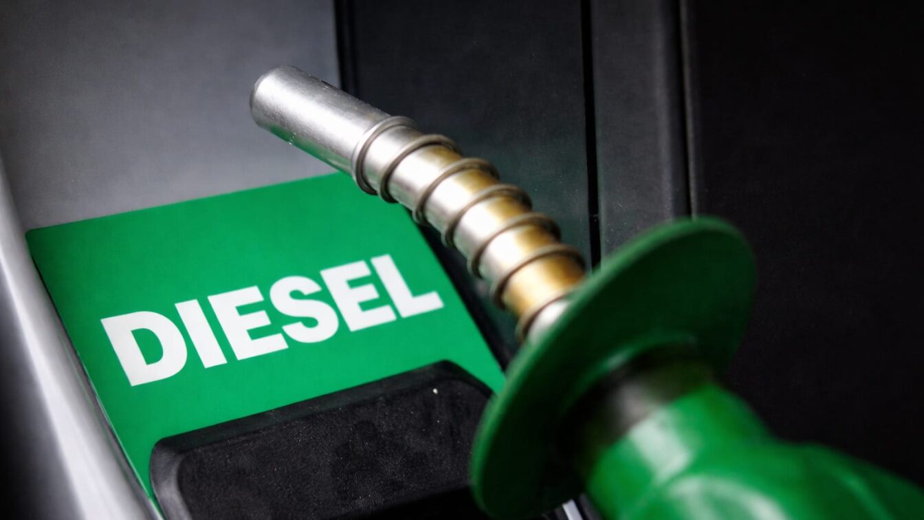 Guvernul analizează o nouă intervenție pe piața carburanților. Ce este în joc pentru marjele companiilor și inflație