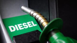 Guvernul analizează o nouă intervenție pe piața carburanților. Ce este în joc pentru marjele companiilor și inflație