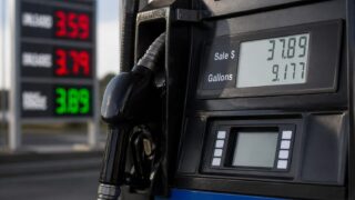 Fluxul de țiței kazah, suspendat. Prețul carburanților poate urca cu 15-25% și pune presiune pe inflație