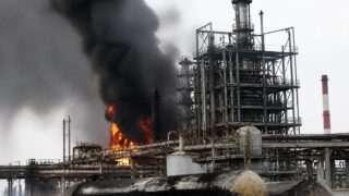75% din capacitatea rafinăriei Omsk este offline după atacul ucrainean. Gazprom Neft oprește vânzările de carburanți