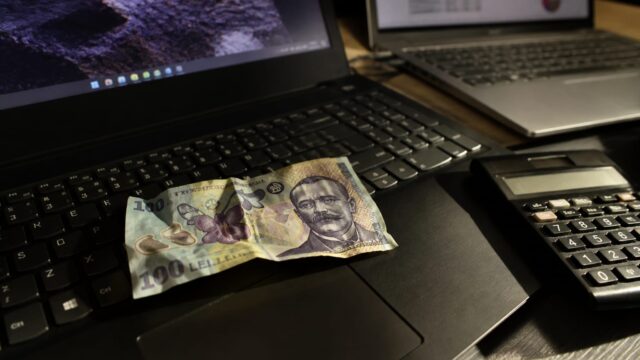 8.000 de lei în IT și totuși presiune pe bugete. De ce aproape 10% dintre angajați au ajuns să aibă mai multe joburi