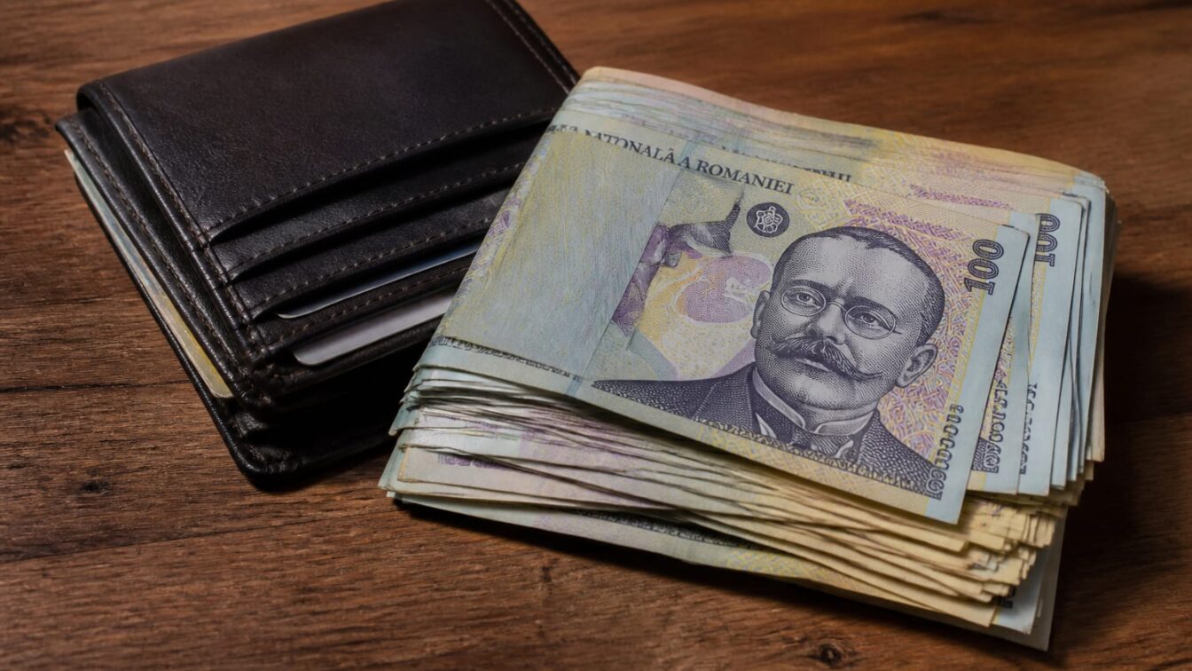 Salariul minim crește la 4.325 lei de la 1 iulie, costul total pentru angajator ajunge la 4.418 lei