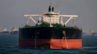 Iran a închis Strâmtoarea Hormuz, afectând o cincime din traficul mondial de petrol