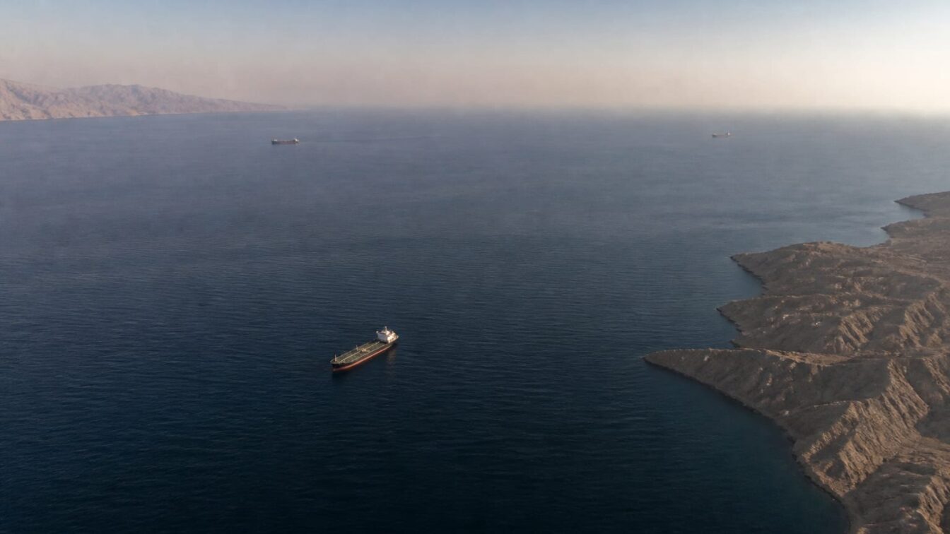 Traficul prin Strâmtoarea Hormuz a scăzut cu 66% în șapte zile