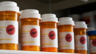 Tarifele lui Trump pe medicamente generice mută costul din fabrică direct în farmacie