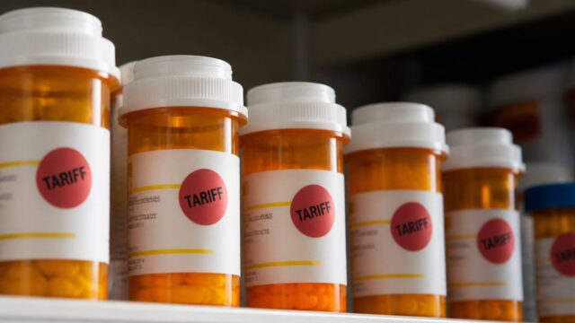 Tarifele lui Trump pe medicamente generice mută costul din fabrică direct în farmacie