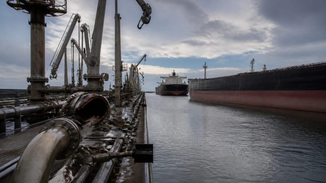 Rusia oprește încărcările de petrol la terminalul CPC după un atac asupra a două tancuri
