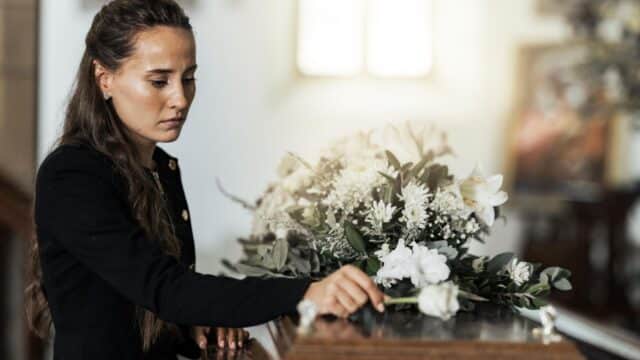Poți organiza rapid ceremonia funerară?