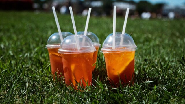 Toate paharele de plastic sunt la fel? Cum le alegi pe cele potrivite pentru afacerea ta?
