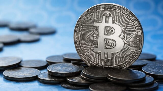 Bitcoin la 77.000 USD pune presiune pe short sellers. Ce câștigă activele de risc din noul impuls de lichiditate