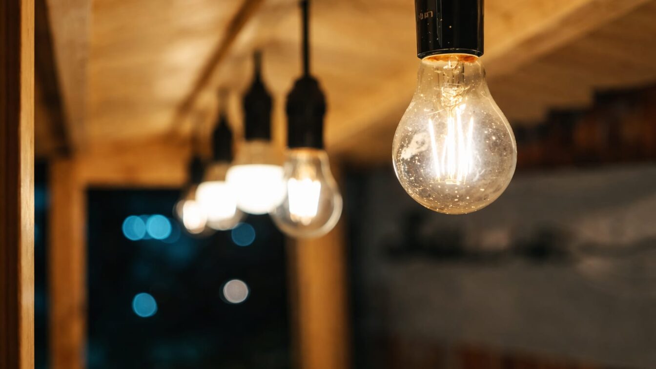 Sorin Elisei estimează o scumpire de 5% a electricității în 2027. Contractele din trimestrul IV vor fixa costul final