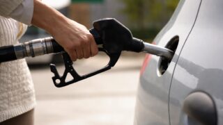 Motorina s-a ieftinit cu 68 de bani pe litru la Petrom, prețul coborând sub 10 lei