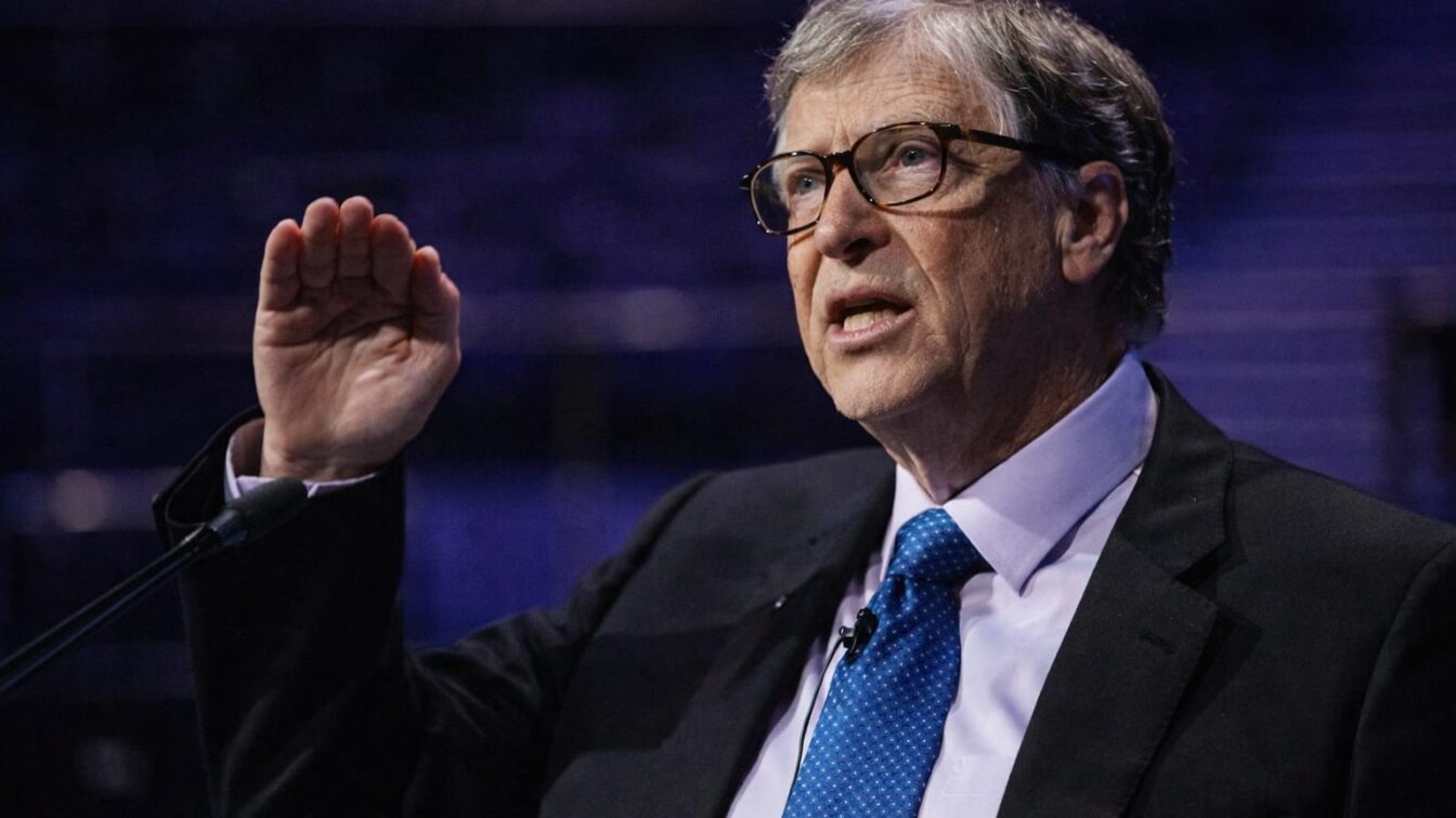 Bill Gates avertizează că AI poate elimina aproape toate locurile de muncă. Ce schimbă asta pentru companii și investiții