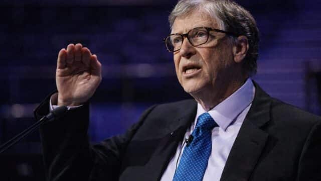 Bill Gates avertizează că AI poate elimina aproape toate locurile de muncă. Ce schimbă asta pentru companii și investiții