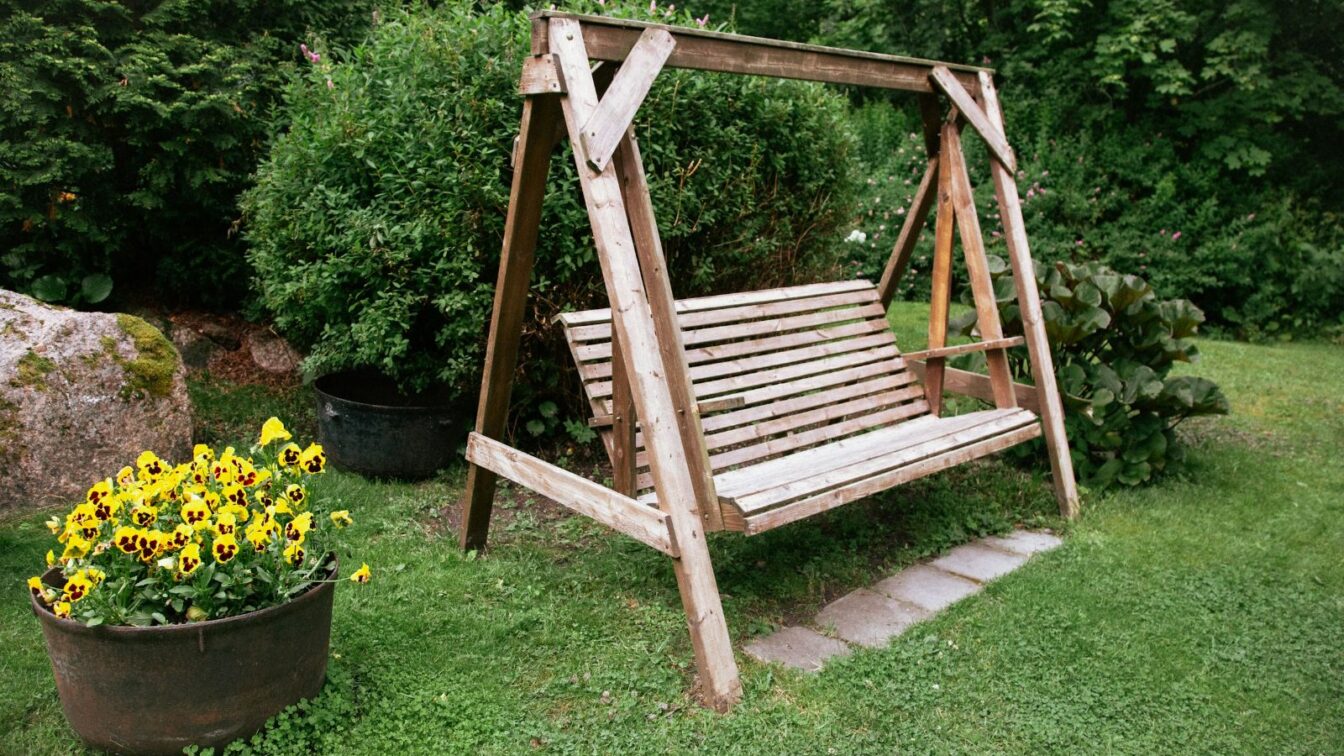 Vrei să comanzi un balansoar de grădină? 7 criterii care contează înainte de alegere