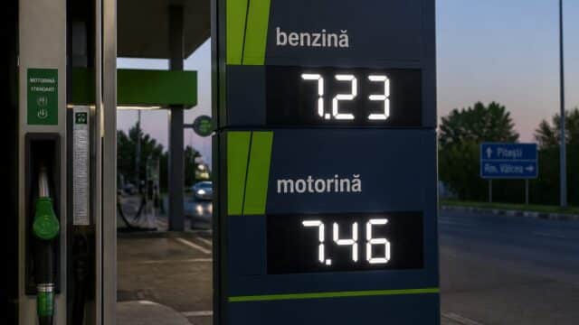 Brent a urcat la 93,55 dolari pe baril, maximul din 24 iulie. Cum se transmite scumpirea în carburanți și inflație