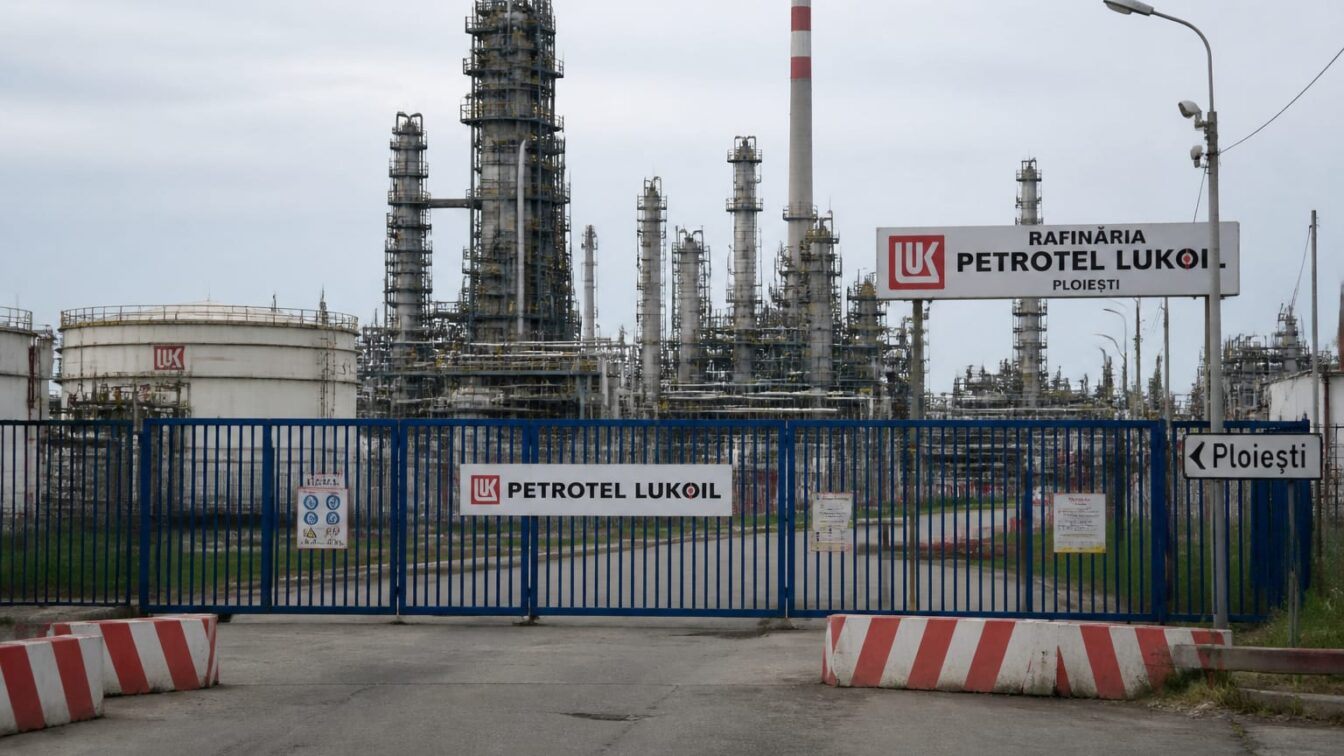 Petrotel Lukoil își cere insolvența și blochează 30 de milioane de euro