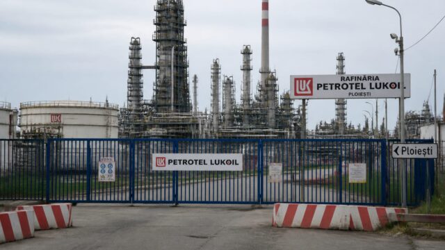 Petrotel Lukoil își cere insolvența și blochează 30 de milioane de euro