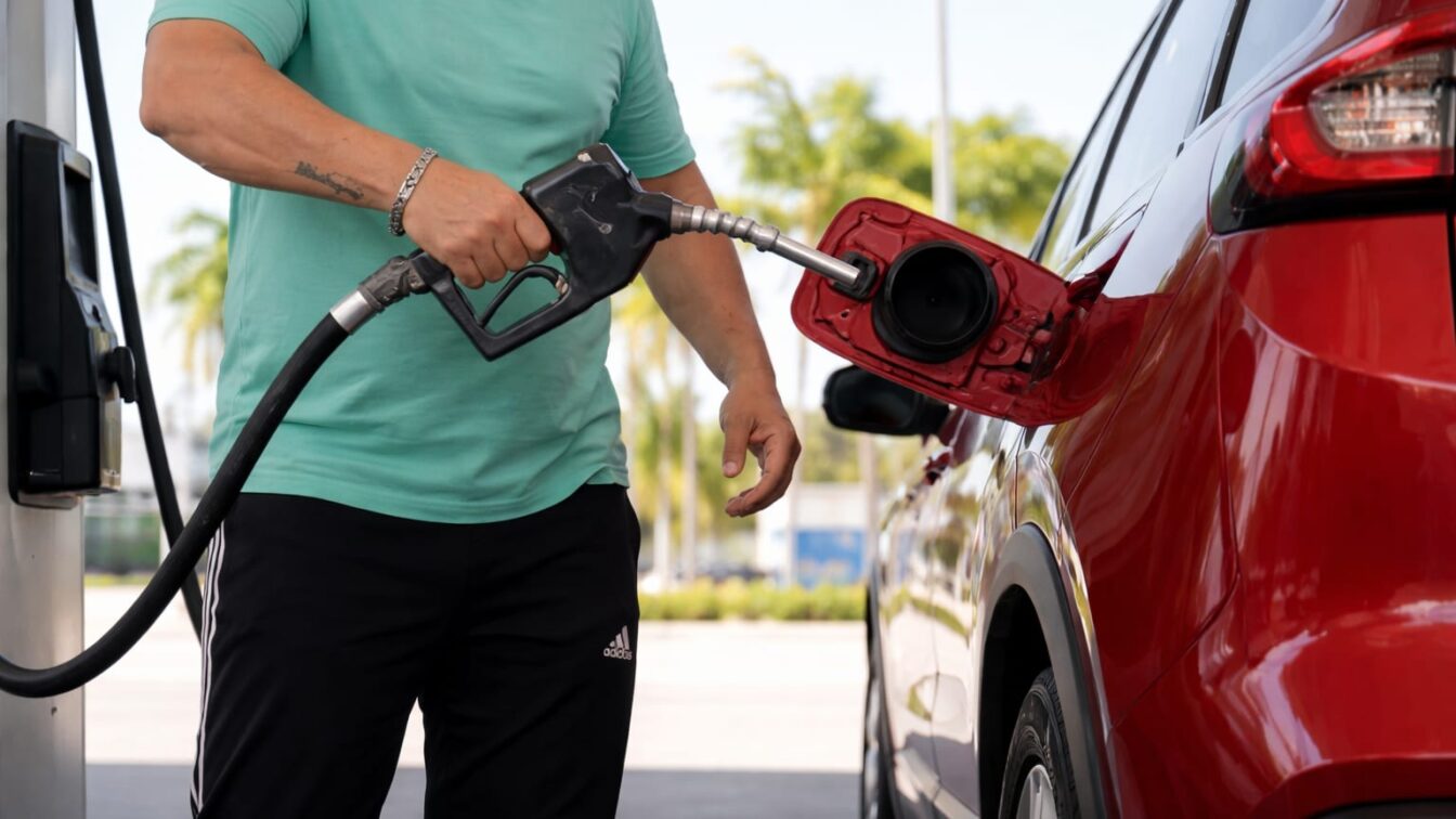 Prețul petrolului a scăzut luni, dar carburanții au rămas scumpi în România. Ce înseamnă pentru costurile de transport și consum?