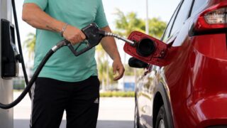 Prețul petrolului a scăzut luni, dar carburanții au rămas scumpi în România. Ce înseamnă pentru costurile de transport și consum?