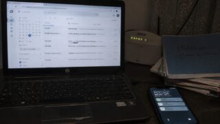 Costul digitalizării cade pe profesori, cu telefon, internet și laptop plătite din venituri proprii pentru muncă