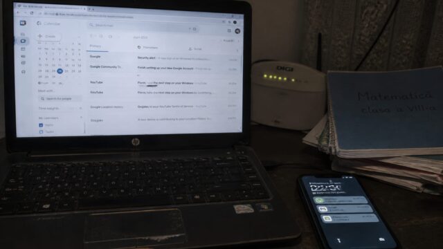 Costul digitalizării cade pe profesori, cu telefon, internet și laptop plătite din venituri proprii pentru muncă