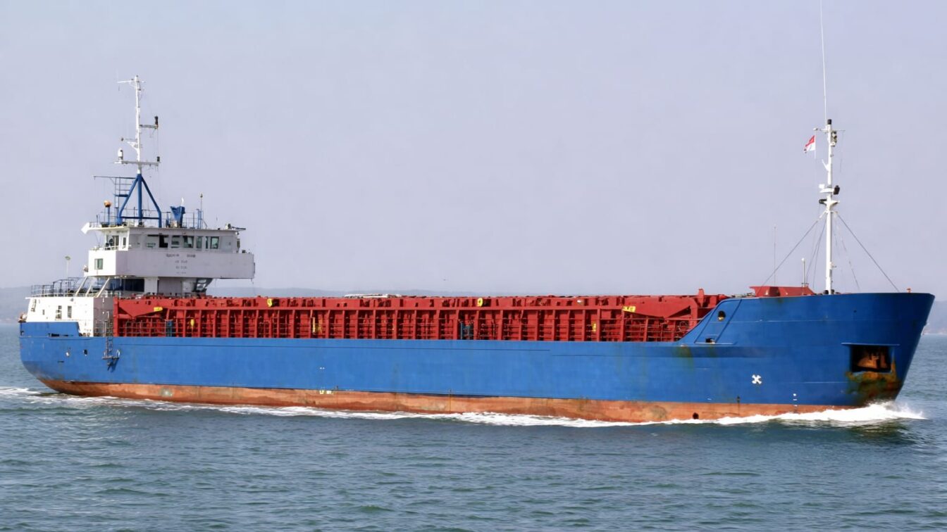 O navă cargo a fost lovită de un proiectil la 37 de kilometri de Khasab