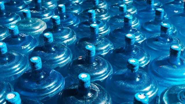 Dozator de apă cu bidon pentru acasă: când merită să faci trecerea de la sticlele de apă?