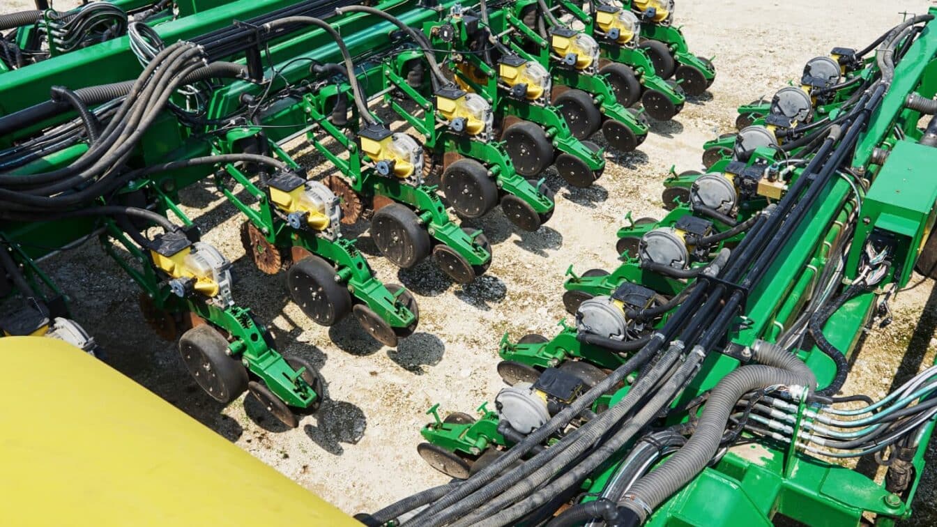 Care sunt principalele lucrări agricole la care sunt utilizate cultivatoarele?