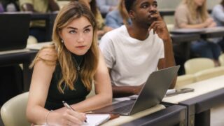 AI intră în școli cu o regulă nouă în SUA. De ce nu mai contează logările, ci rezultatele elevilor