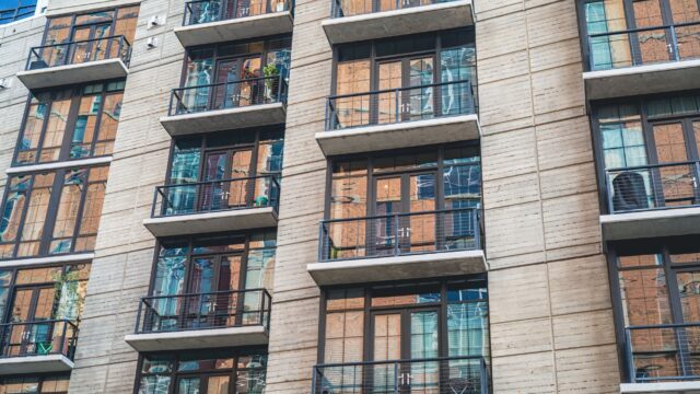 Apartamentele executate de ANAF pot fi reduse cu 50%. Ce trebuie verificat înainte de plata garanției