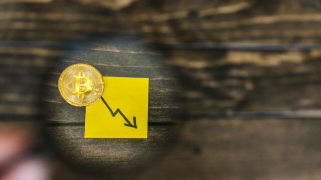 Bitcoin a coborât sub 79.000 de dolari. De ce miza pe dobânzile Fed apasă acum întreaga piață cripto
