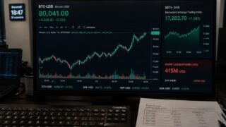 Semnalul Fed a șters 415 milioane de dolari din shorturi, după ce Bitcoin și acțiunile au urcat simultan