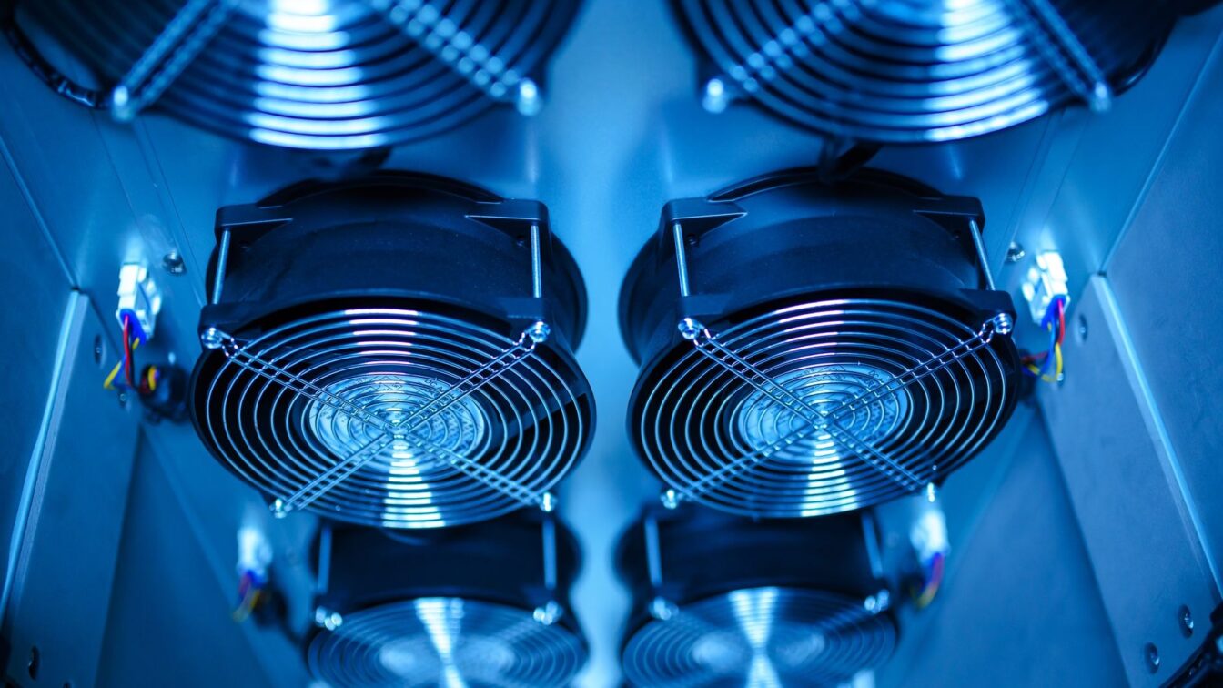 California obligă centrele de date AI să plătească modernizarea rețelelor de energie și apă