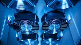 California obligă centrele de date AI să plătească modernizarea rețelelor de energie și apă