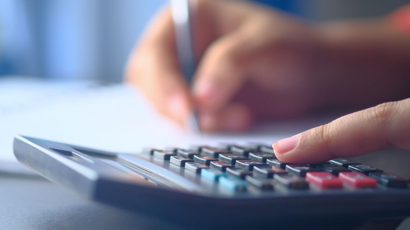 Cheltuielile de bază pentru o familie de două persoane sunt estimate la aproape 8.000 de lei lunar