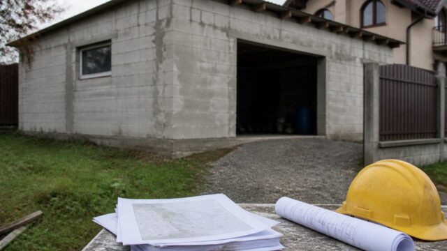 Proprietarii de construcții fără autorizație pot evita blocajul la cartea funciară printr-o fereastră de un an