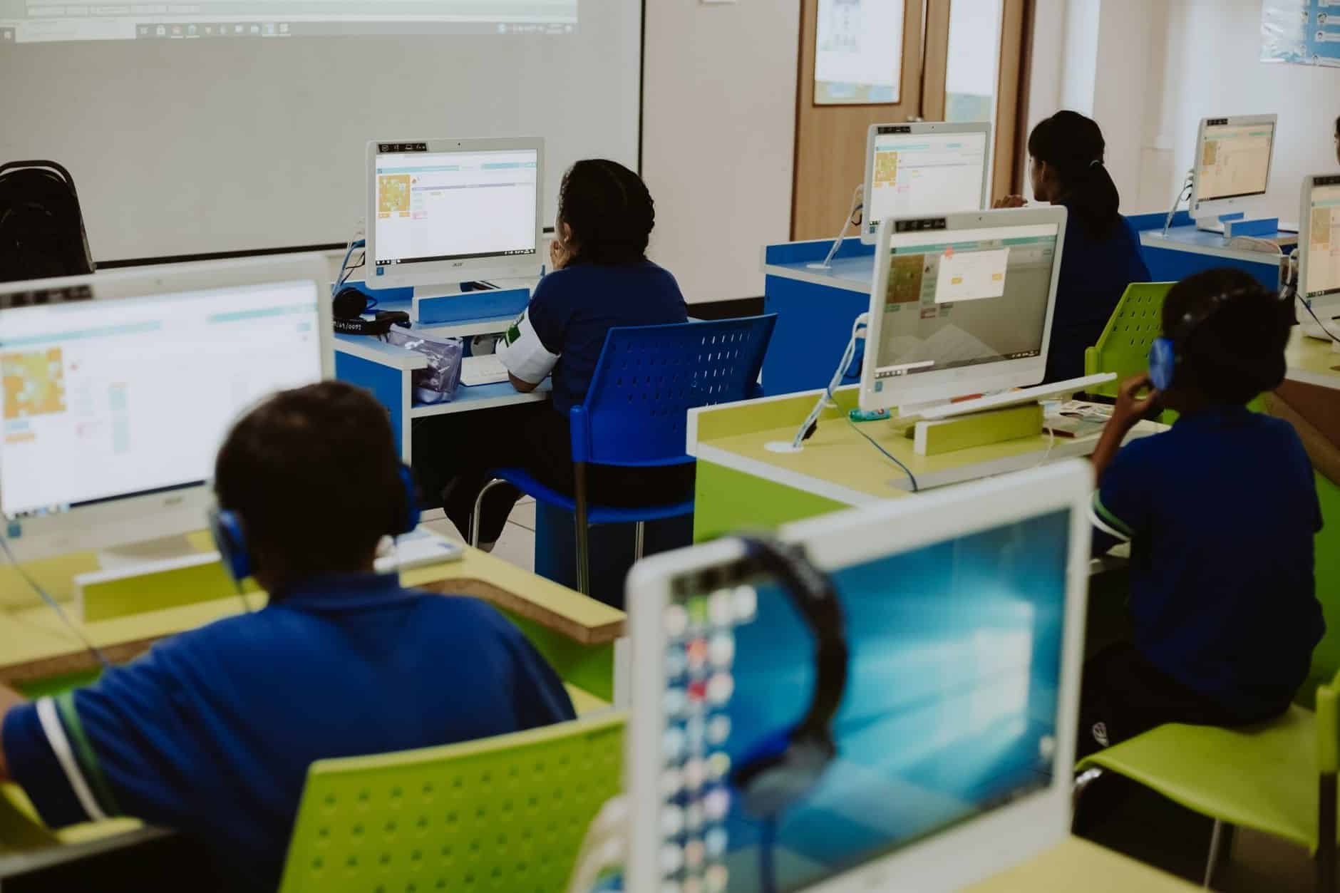 Elevii ar urma să învețe verificarea informațiilor online și identificarea deepfake-urilor