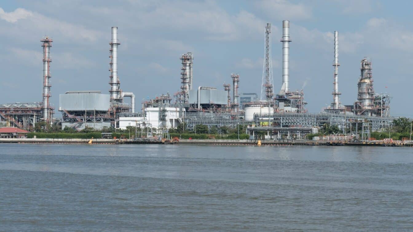 Consumul de petrol al Chinei a scăzut puternic în T2 din 2026. Ce înseamnă pentru prețul benzinei și motorinei