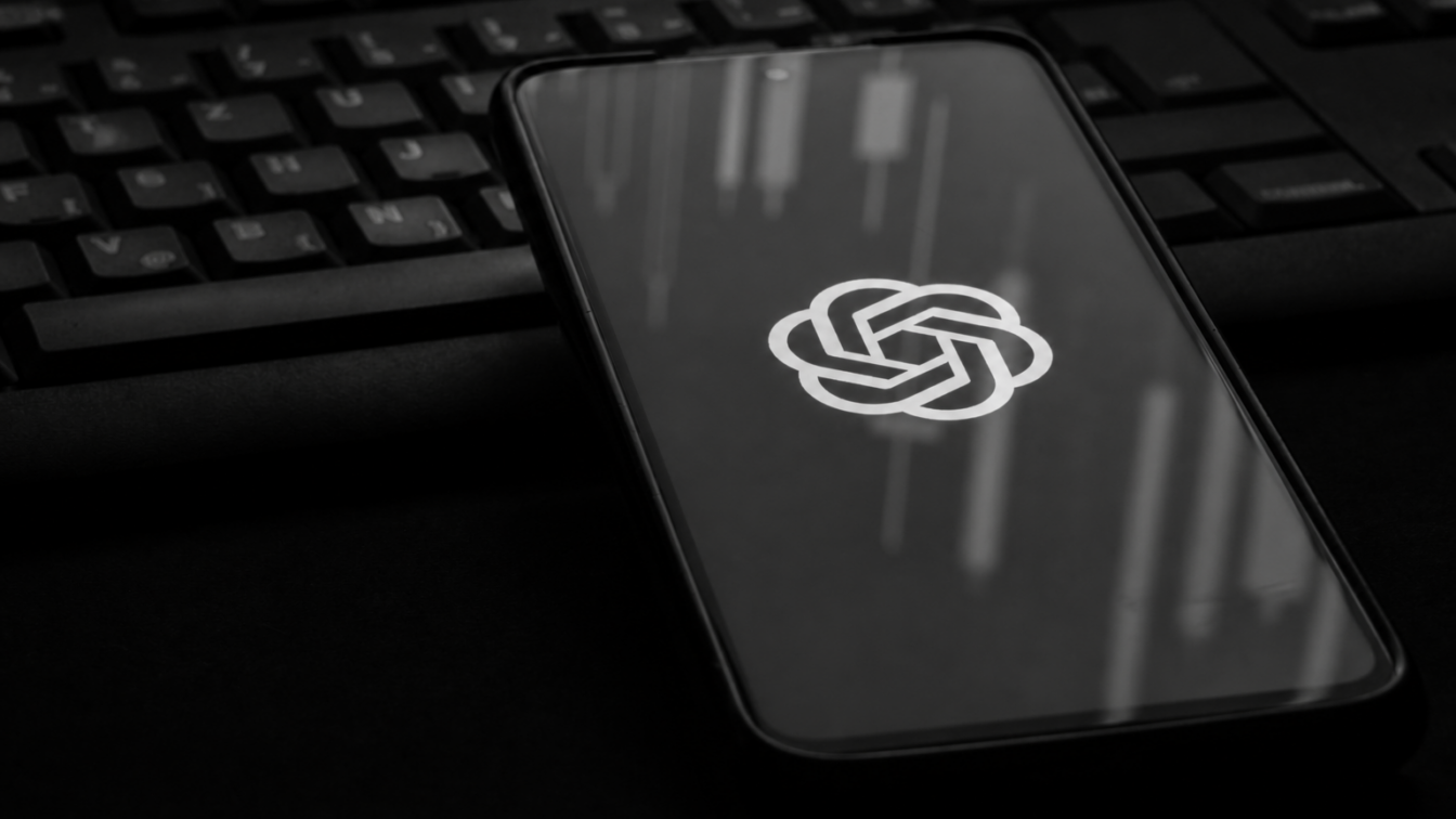 OpenAI angajează sute de contractori care citesc conversații ChatGPT. Date sensibile pot trece de filtru
