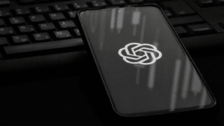 OpenAI angajează sute de contractori care citesc conversații ChatGPT. Date sensibile pot trece de filtru